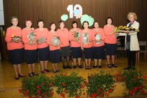 Predsednica sveta JSKD Mozirje, Tadeja Robnik, je pevkam ob jubileju predala srebrna Maroltova priznanja